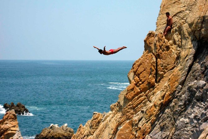 4hr Fun Guide Tour For Cruisers or Hotels Guests with Divers Show - From traditional Acapulco to the Diamond Area