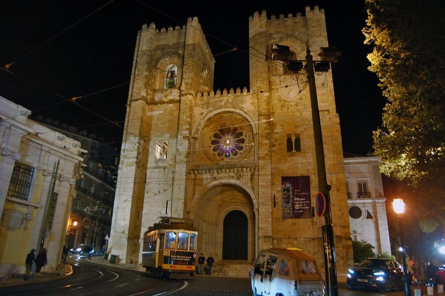 All-inclusive Fado Tour: Show & Dinner. Lisbon at Night - Why Fado works best after dark