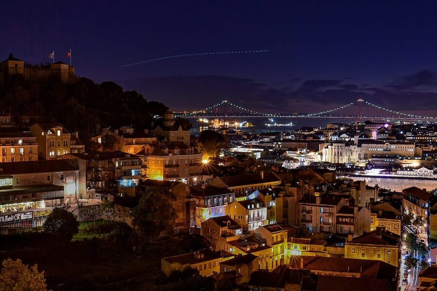 All-inclusive Fado Tour: Show & Dinner. Lisbon at Night - Food, drinks, and what to expect at the table