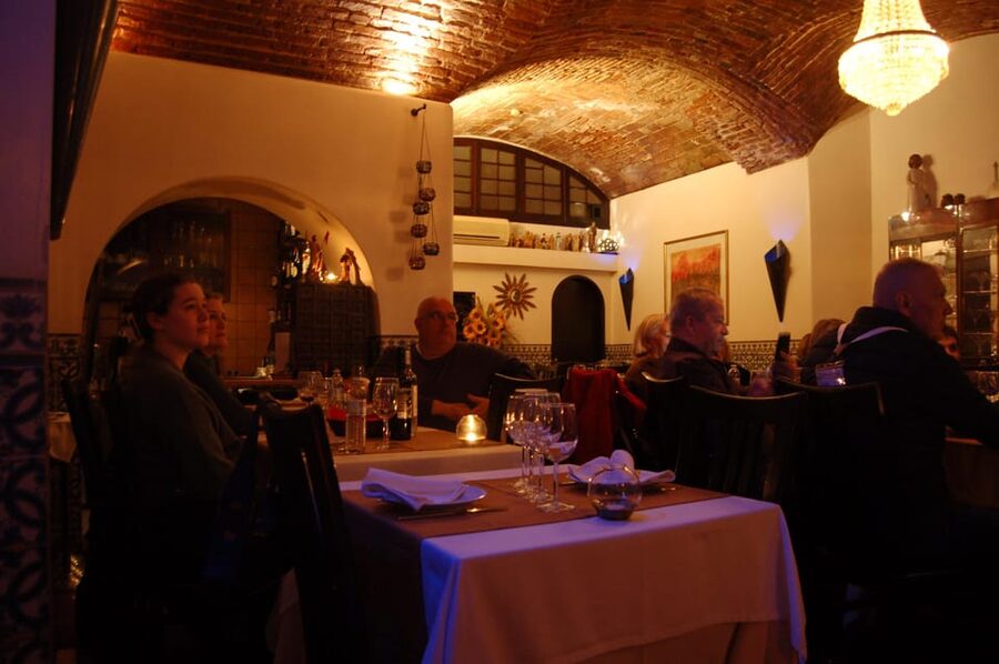 All-inclusive Fado Tour: Show & Dinner. Lisbon at Night - Walking through Alfama for 30 minutes