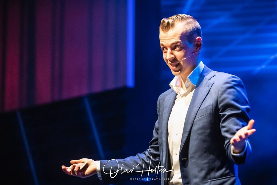 Amsterdam: Magic Show - A 105-Minute Program With Several Styles