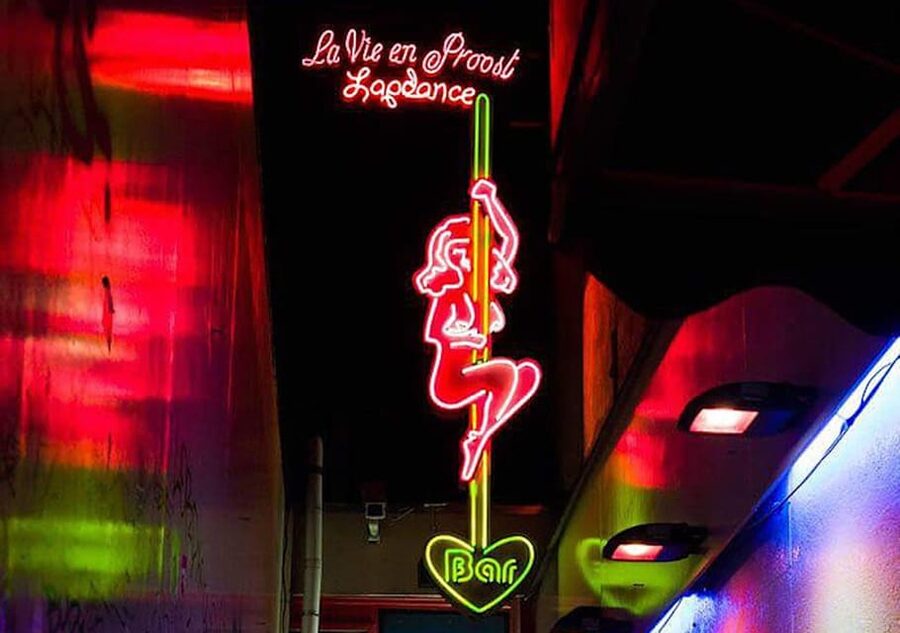 Amsterdam: Red Light Tour Exclusive + Peep Show - Oude Kerk and the district’s long history