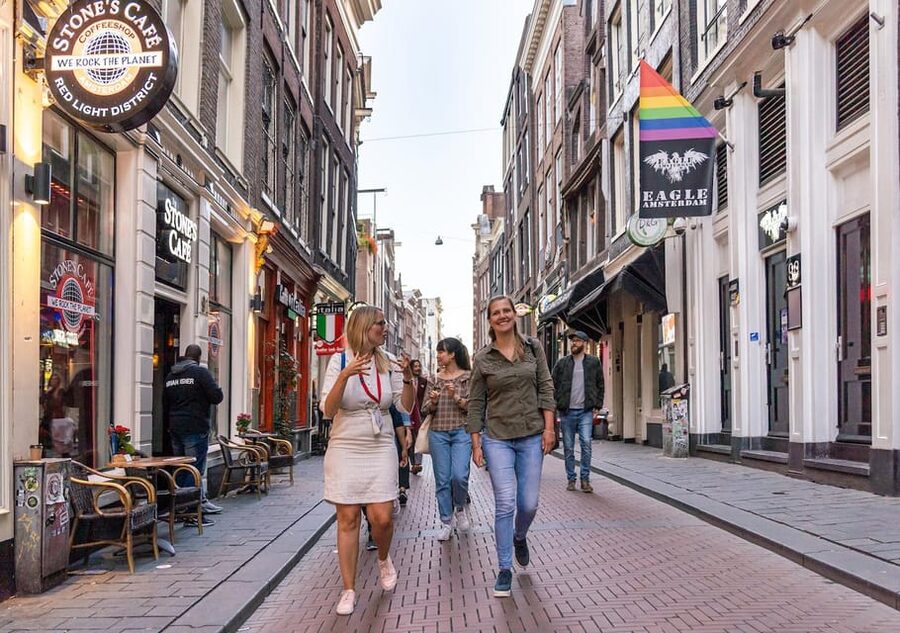 Amsterdam: Red Light Tour Exclusive + Peep Show - Warmoesstraat and the narrowest lane