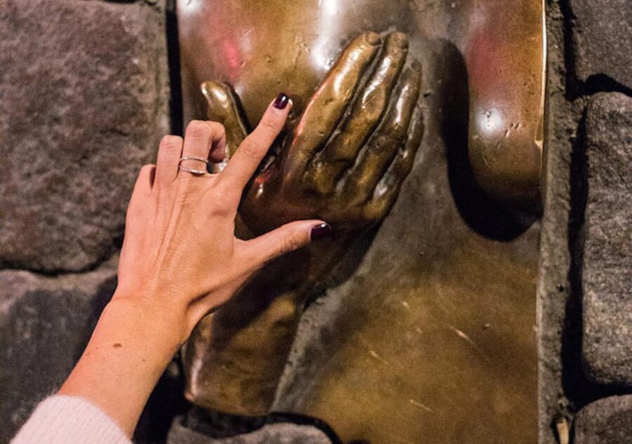 Amsterdam: Red Light Tour Exclusive + Peep Show - Dancing Houses and the bronze sculpture