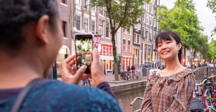Amsterdam: Red Light Tour Exclusive + Peep Show - Meeting at the National Monument on Dam Square