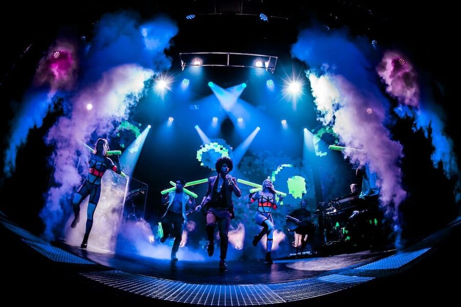 Amsterdam: VEGAS Dinner Show with 3-Course Sharing Menu - The three-course meal: fun idea, uneven execution