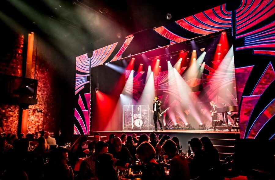 Amsterdam: VEGAS Dinner Show with 3-Course Sharing Menu - Service and the practical risks
