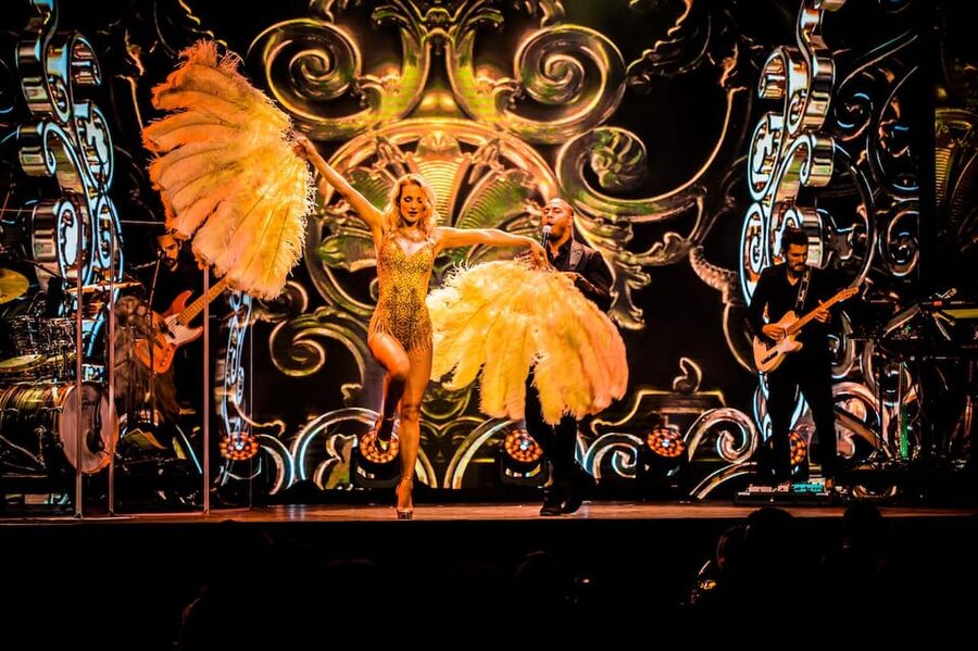 Amsterdam: VEGAS Dinner Show with 3-Course Sharing Menu - Who should book VEGAS?