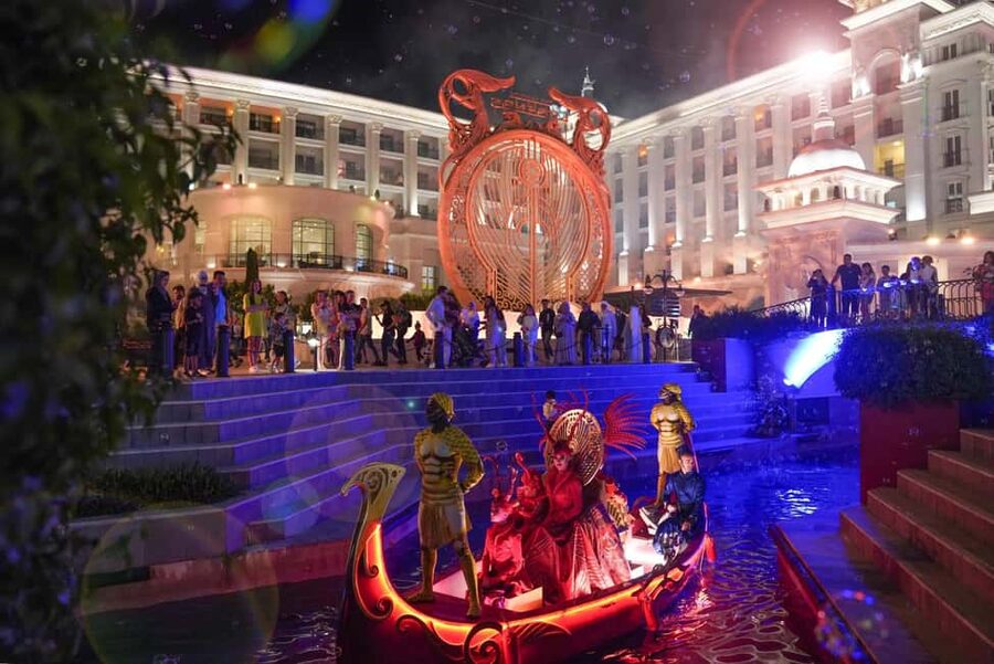 Antalya: Land of Legends Night Show Transfer & Boat Parade - Finding the main show without wasting your free time