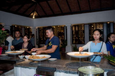 Apsara Traditional Dances & Local Buffet with Tuk-Tuk Ride
