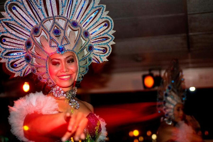 Bali/Benoa: Sunset Dinner Cruise with Show and Live Music - What the service adds to the evening