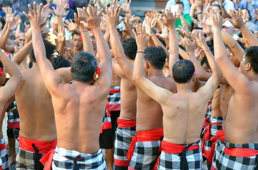 Bali: Surfing Lesson with Southern Beaches Tour & Kecak Show - Uluwatu Temple above the Indian Ocean