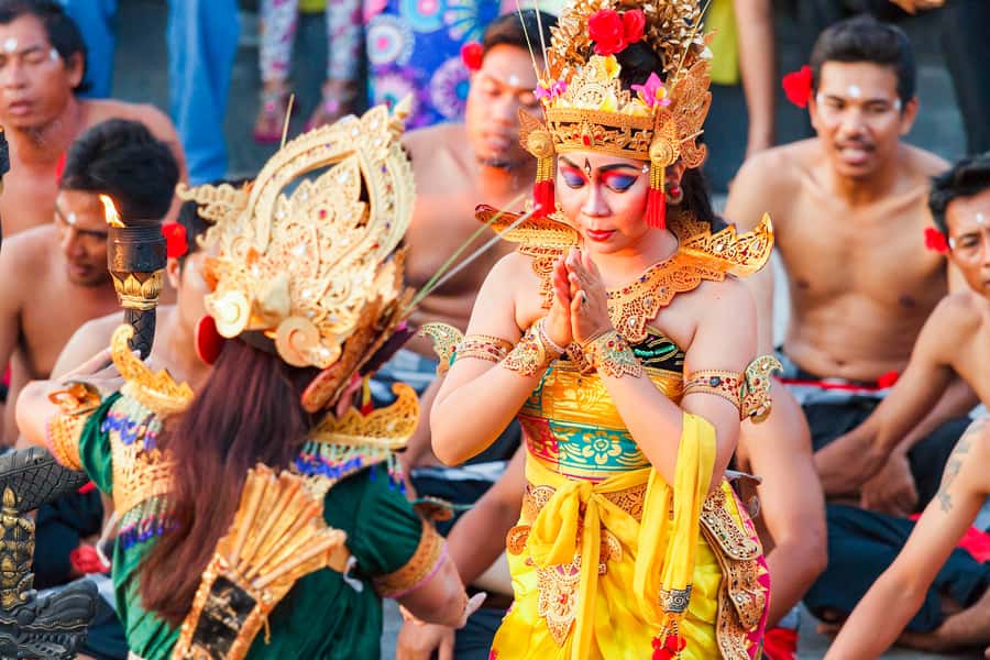 Bali: Uluwatu Kecak and Fire Dance Show Entry Ticket - The setting: Uluwatu cliffs, temple grounds, and open sea