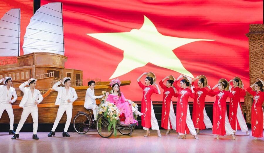 Bangkok: Golden Dome Cabaret Show Entry Ticket - Costumes, Music, and Stage Effects