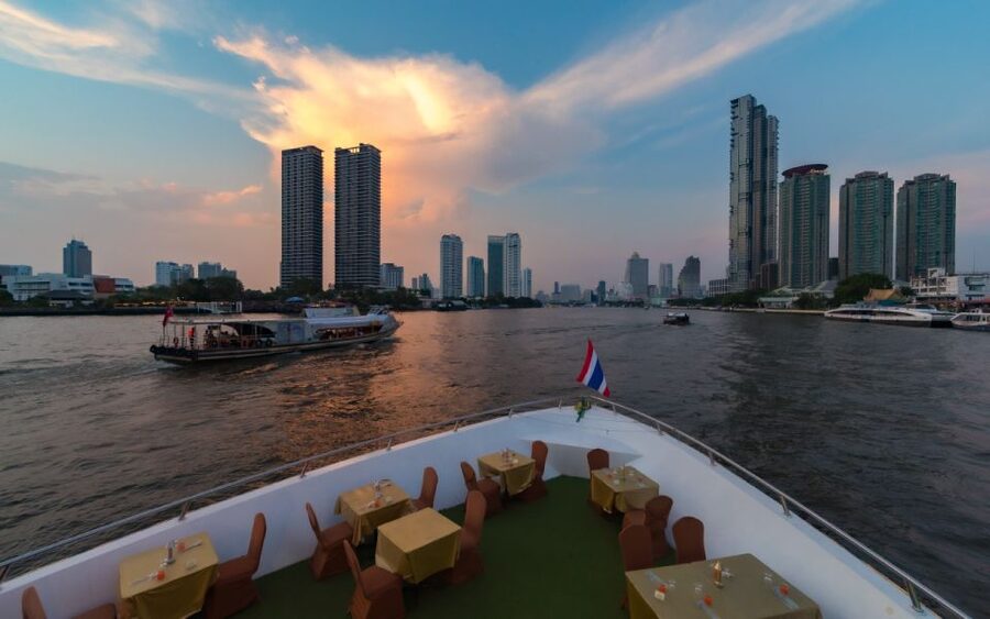 Bangkok: Grand Chao Phraya Dinner Cruise with Live Show - Live singers and the evening mood