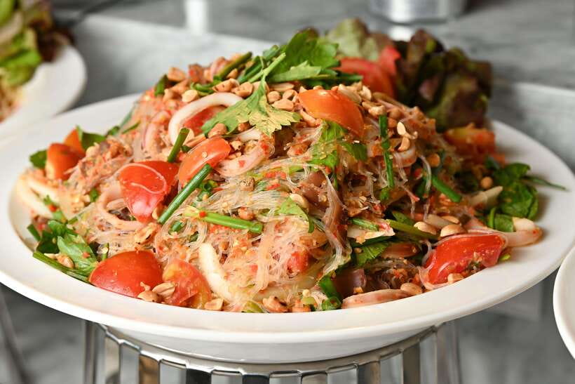 Bangkok: Royal Galaxy Dinner Cruise with Siam Fantasy Show - How much value do you get for $46?