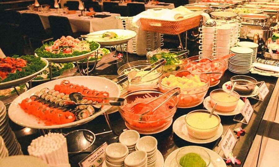 Bangkok: Royal Princess Cruise with Buffet Dinner & Show - What the live band adds to the night
