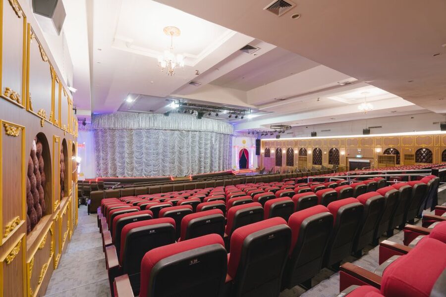 Bangkok: Skip-the-Line Golden Dome Cabaret Show Tickets - The 60-minute schedule works well