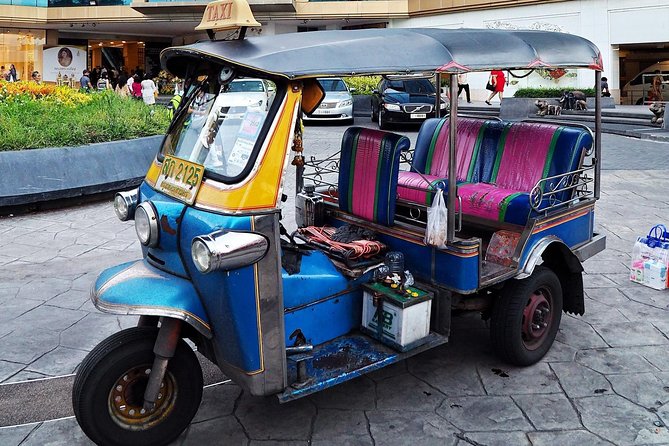 "Bangkok Walking Hopping Tour" show city’s historic sights are located. - Chinatown and Yaowarat for two hours