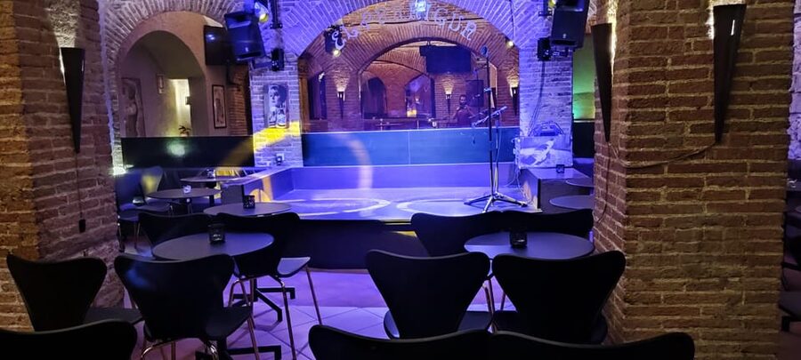 Barcelona: Exclusive Flamenco Show at El Paraigua with Drink - The evening begins beside Plaça Jaume I