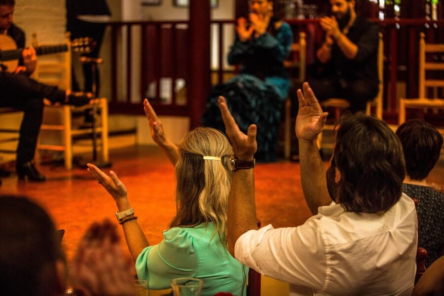 Barcelona: Flamenco Show with Dinner at Tablao de Carmen - Finding the entrance without wasting time