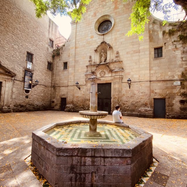 Barcelona: Gothic Quarter and Flamenco Show (Small Group) - Plaça del Rei and the Gothic Quarter at dusk