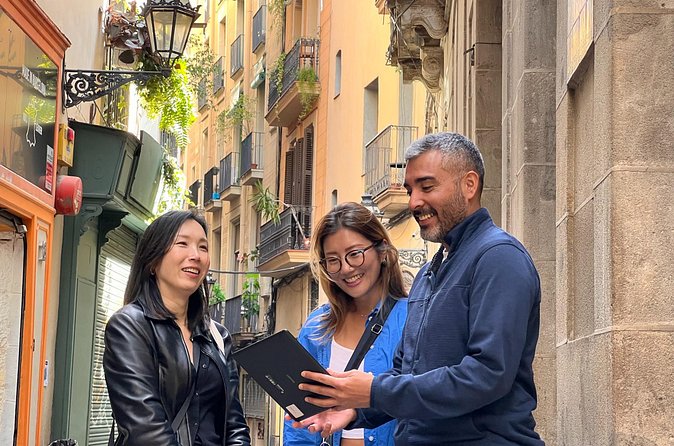 Barcelona Gothic Quarter Tour and Flamenco Show - The guide makes or breaks the walking hour