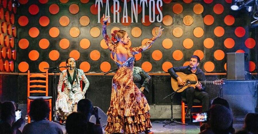 Barcelona: Los Tarantos Flamenco Show - Entering a classic tablao in Plaça Reial