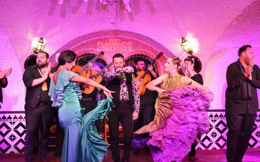 Barcelona: Tablao Flamenco Cordobes Show and Drink in Rambla - The show itself: dancers, singers, and guitarists