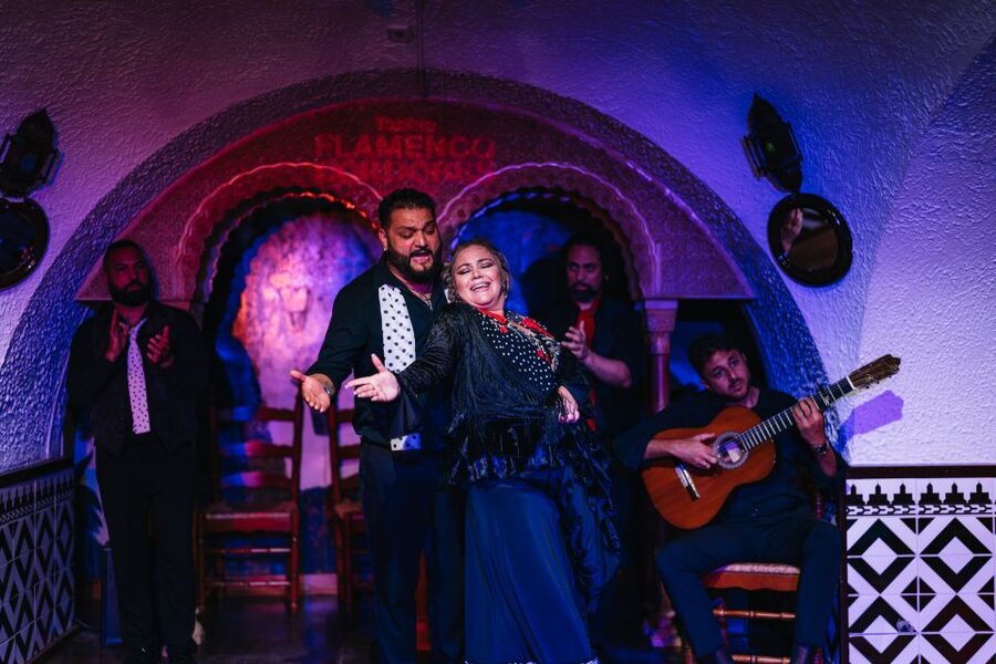 Barcelona: Tablao Flamenco Cordobes Show and Drink in Rambla - The 10-tapas option