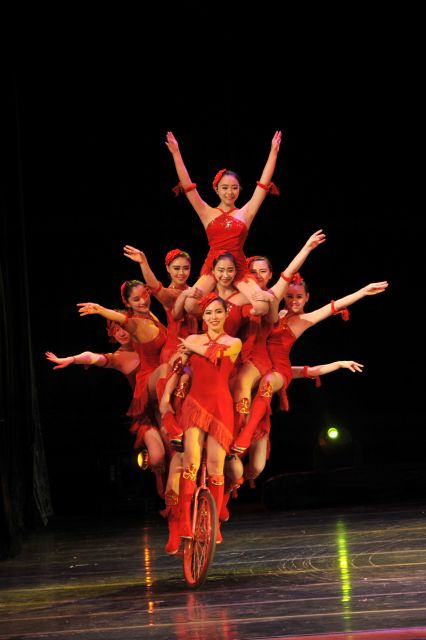 Beijing Night Tour with Acrobatics Show & PekingDuck Dinner - The acrobatics show, with aerial skill for the whole family