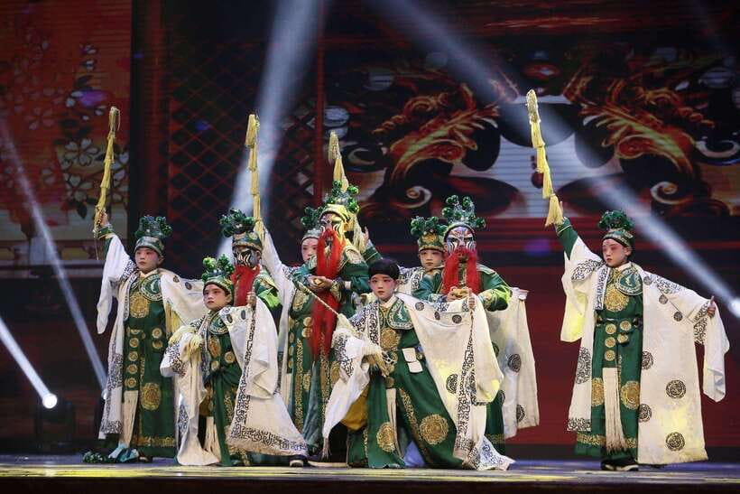 Beijing: Traditional Cultural Show Peking Opera Tickets - Following the story with English subtitles