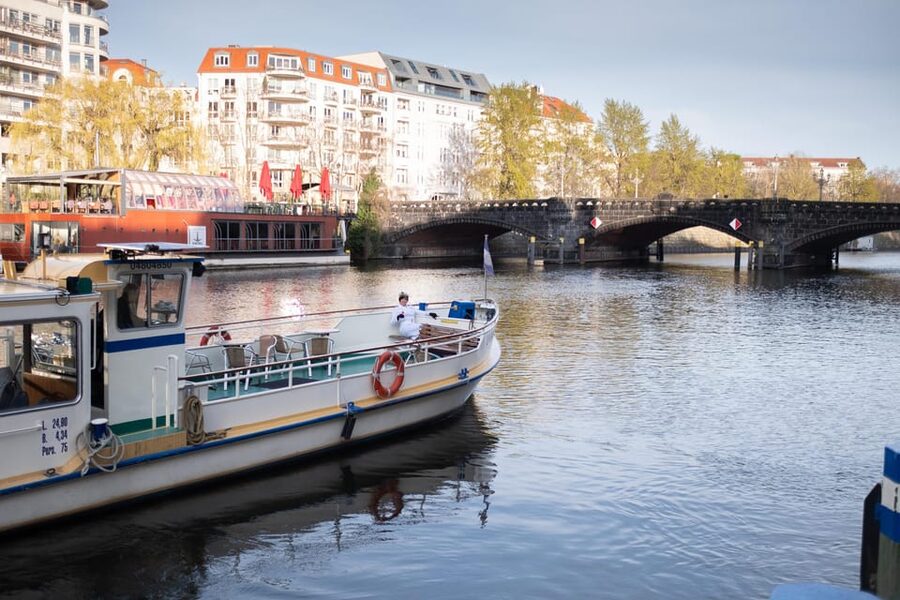 Berlin: Audrey Ahoi! Spree cruise with drag queen (HOL) - The Mühlendamm lock and Mediaspree