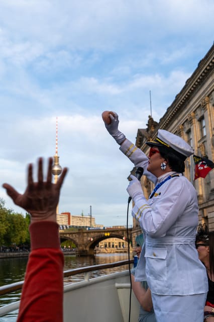 Berlin: Christmas cruise on the Spree with drag queen Audrey. - The food option, and what €9 buys you