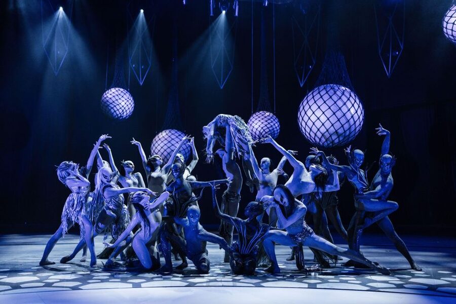 Berlin: FALLING | IN LOVE Grand Show Friedrichstadt-Palast - Who should book this show?