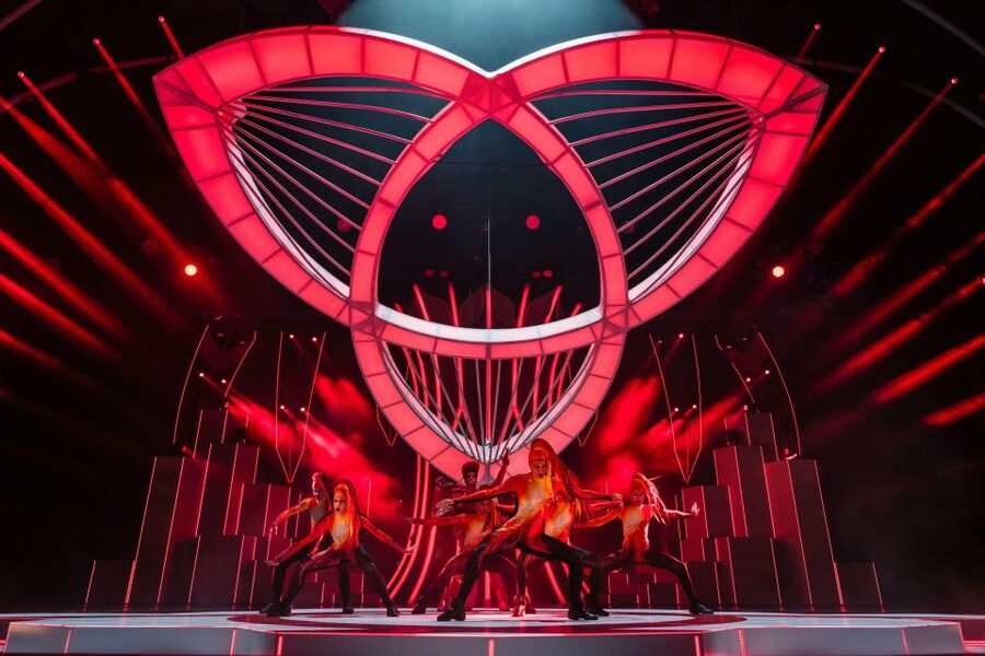 Berlin: FALLING | IN LOVE Grand Show Friedrichstadt-Palast - The opening scenes and the central story