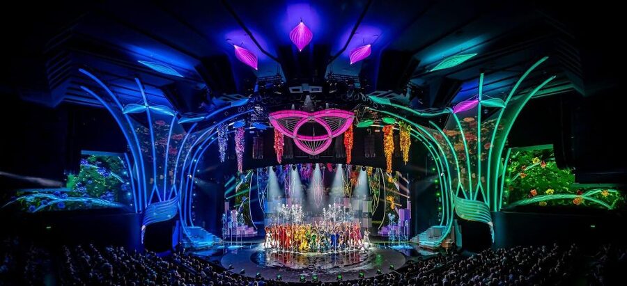 Berlin: FALLING | IN LOVE Grand Show Friedrichstadt-Palast - Costumes, dance, acrobatics, and music