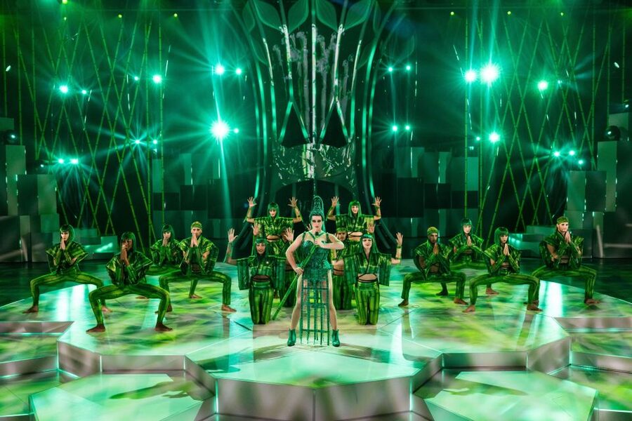 Berlin: FALLING | IN LOVE Grand Show Friedrichstadt-Palast - The 25-minute intermission