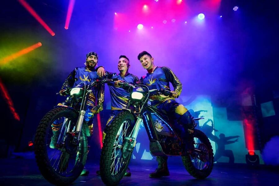 Berlin: "Flying Lights" - incl. Flying Steps – Variety Show - Why Flying Lights feels different from a standard Berlin show