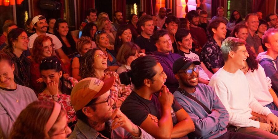 Berlin: Laughing Spree Comedy Show on a Boat - Choosing between general comedy and dark comedy