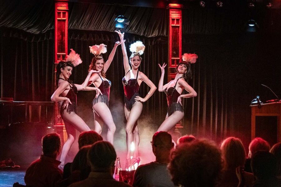 Berlin: Showgirls of Burlesque Show - Comedy and acrobatics keep the pace fresh