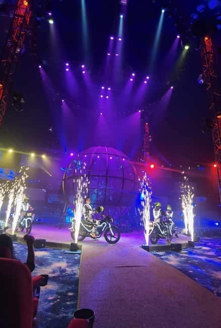 Bohol Show Ocean Fantasy - Carnival music brings the crowd into the action