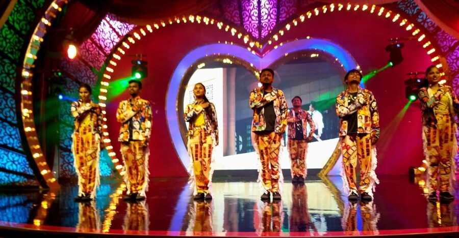 Bollywood Filmcity tour with Dance show. - Key points before you book