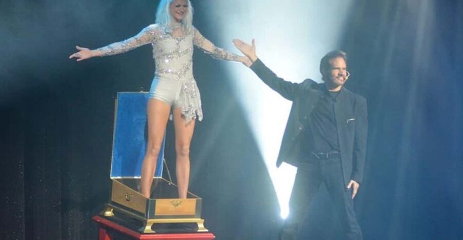 Branson: Cabaret Comedy Magic Dinner Show - A dinner show with the magic within arm’s reach