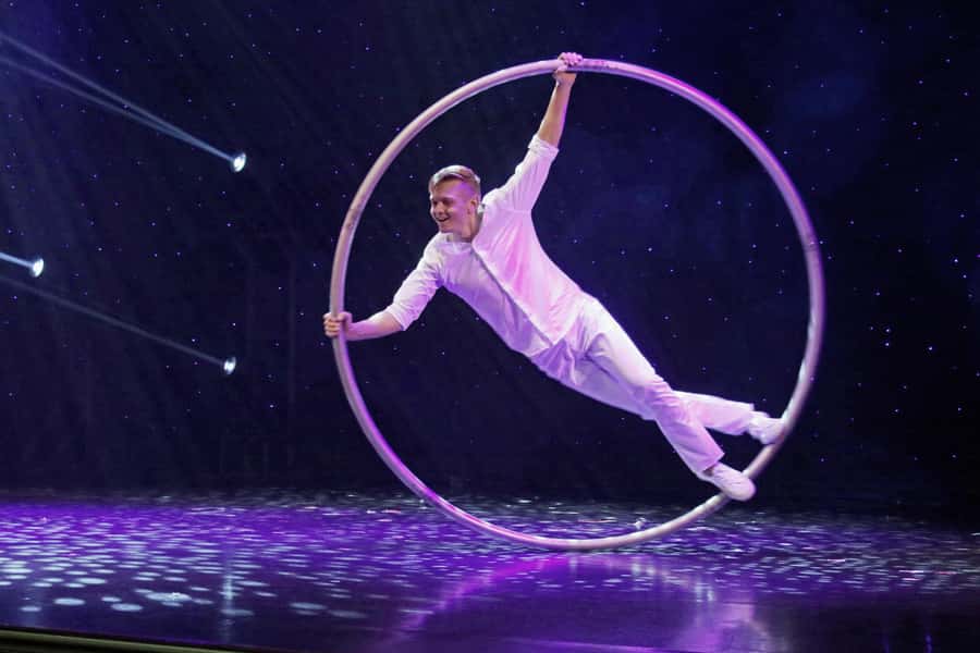 Branson: Hamners' Unbelievable Variety Show Entry Ticket - Denise Hamner and the suspended spike stunt