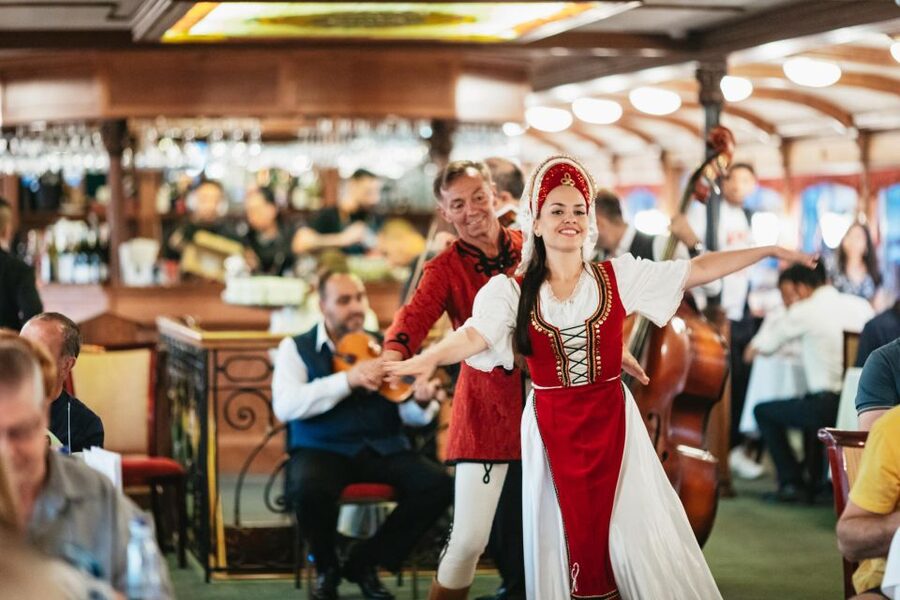 Budapest: Dinner Cruise with Live Music and Folk Dance Show - Buda Castle, Matthias Church, and Fisherman’s Bastion