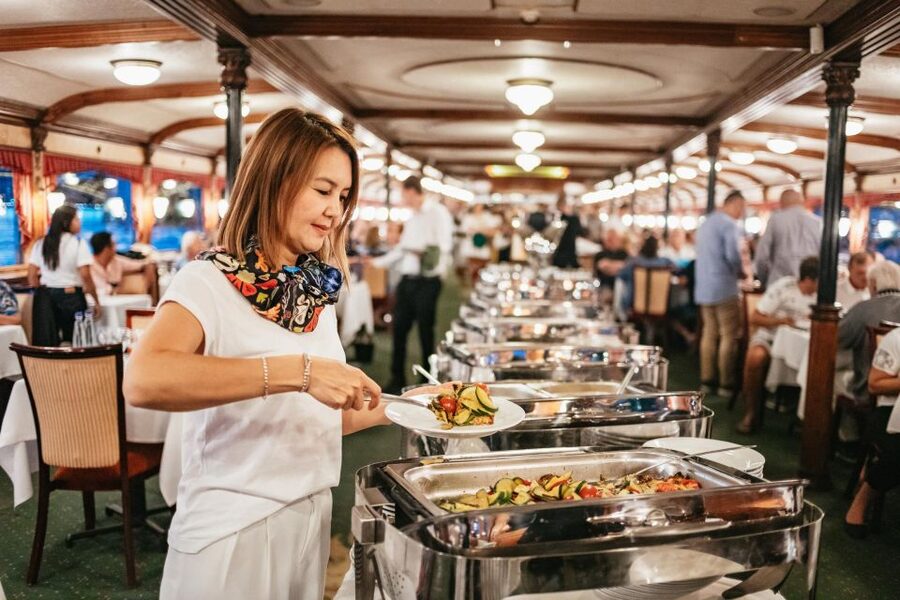 Budapest: Dinner Cruise with Live Music and Folk Dance Show - Gellért Hill, Citadella, and the southern views