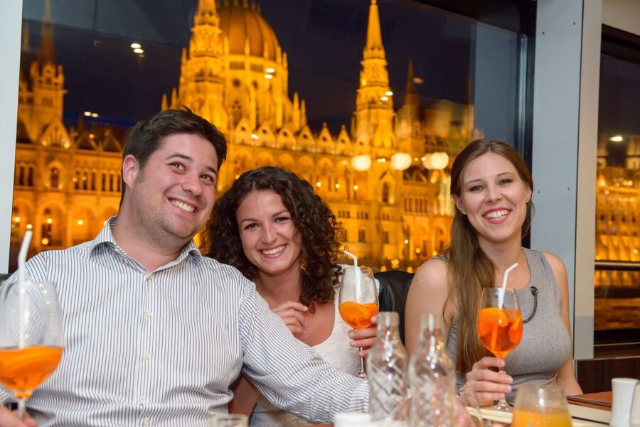 Budapest: Drink & Piano Show - How the piano show fits the sightseeing