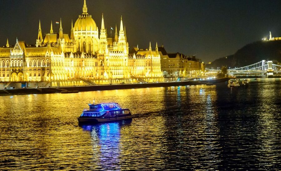 Budapest: Drink & Piano Show - Drinks, seating, and practical comfort