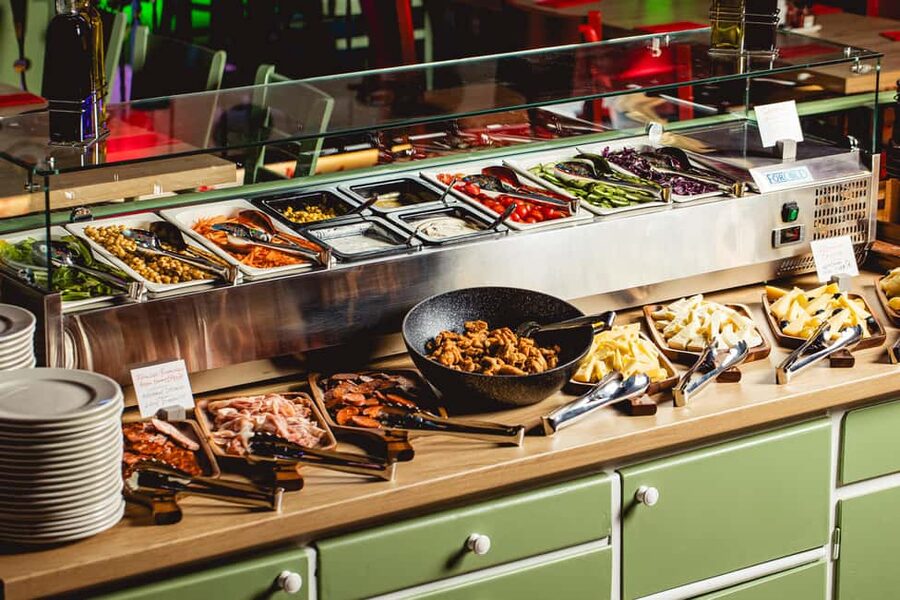 Budapest: Hungarian Dinner & Show with Unlimited Drinks - The buffet: Hungarian comfort food without a fixed menu